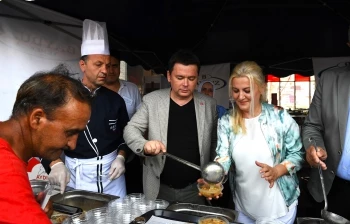 Başkan Aydın, Kazanın Başına Geçti Aşure Dağıttı