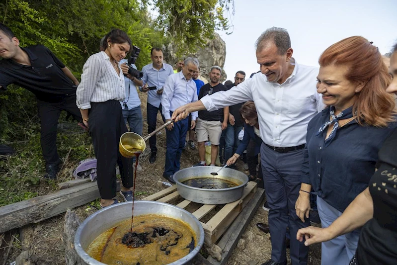 Başkan Seçer ve Meral Seçer, ‘3. Esenli Üzüm Şenliği’ne Katıldı