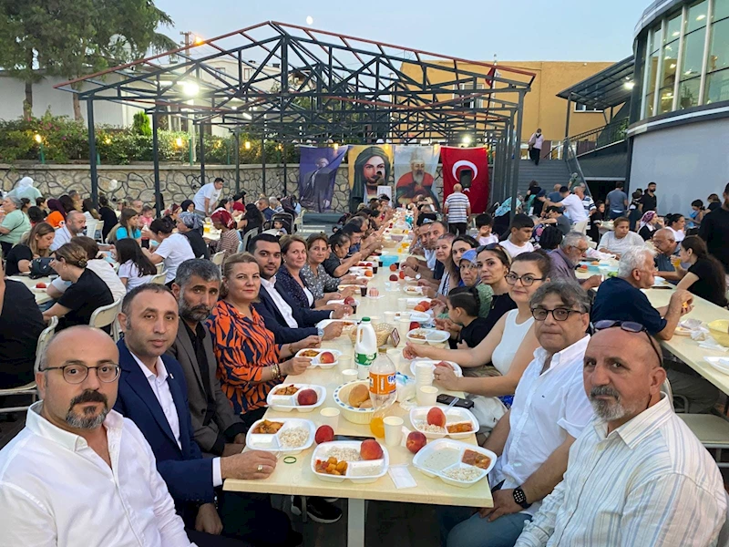 BAŞKAN HÜRRİYET, DARICA CEMEVİ’NDE İFTAR PROGRAMINA KATILDI