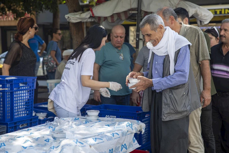 Büyükşehir Aşhanesi’nde Bolluk ve Bereket İçin Kaynayan Aşureler Mersinlilere Dağıtıldı