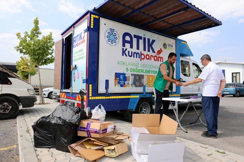 “MOBİL ATIK KUMBARAM” ARACI YOĞUN İLGİ GÖRÜYOR  SELÇUKLU’DA ATIKLAR, EV EKONOMİSİNE KATKI SAĞLIYOR