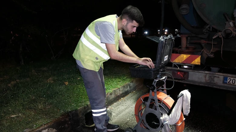 ASAT ekipleri yağmur suyu hatlarını temizliyor