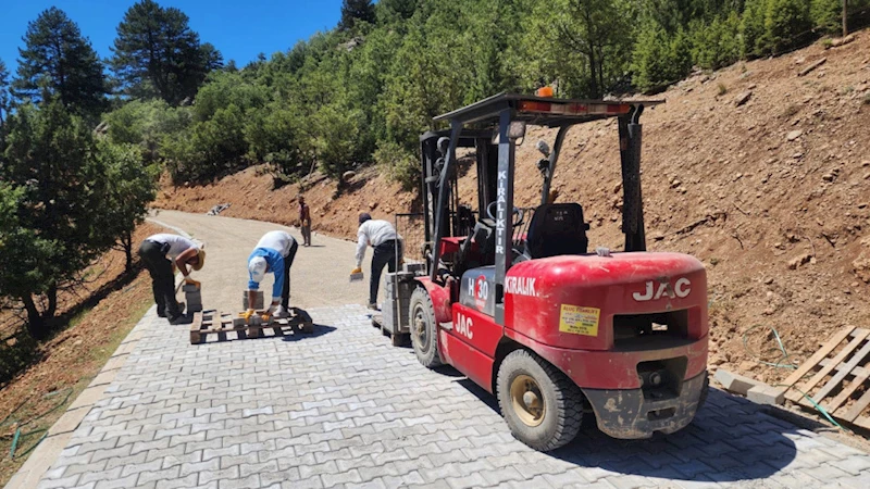 Büyükşehir Göksun’da Kırıkkuyu ve Kızıltaş Yollarını Yeniliyor