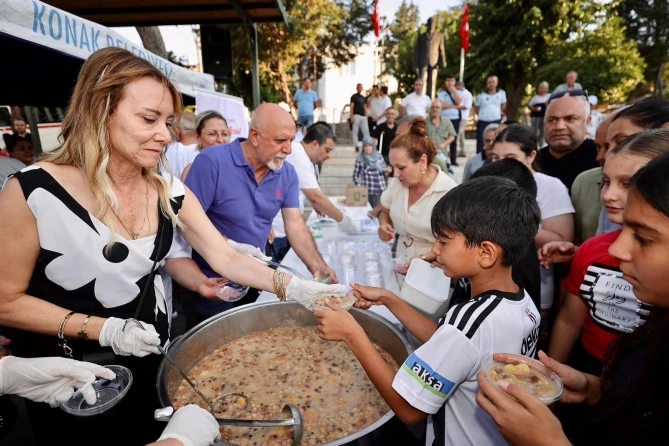 Aşure Bereketi Konak’ta paylaşıldı