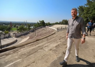 Buca’daki amfi tiyatro kentin sanat hafızasında izler bırakmaya hazırlanıyor