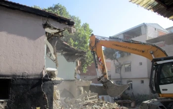 Tehlike Saçan Metruk Binalar Yıkılıyor