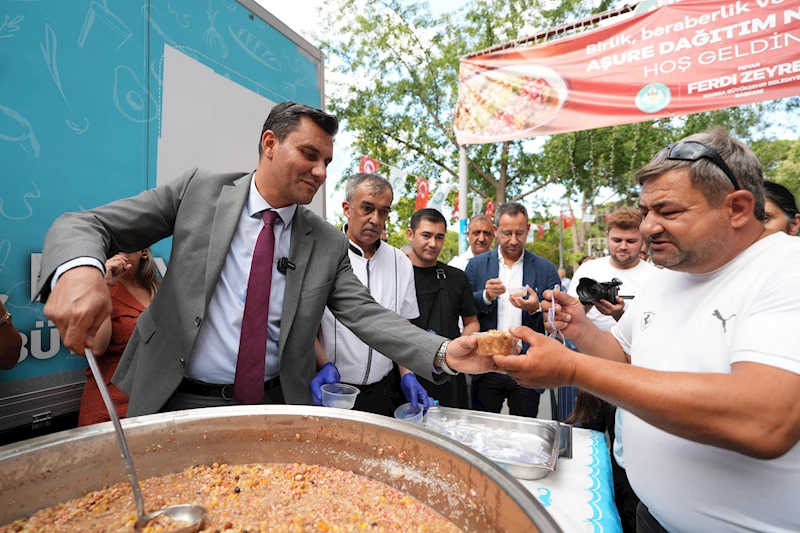 Başkan Zeyrek Manisalılara Aşure İkram Etti