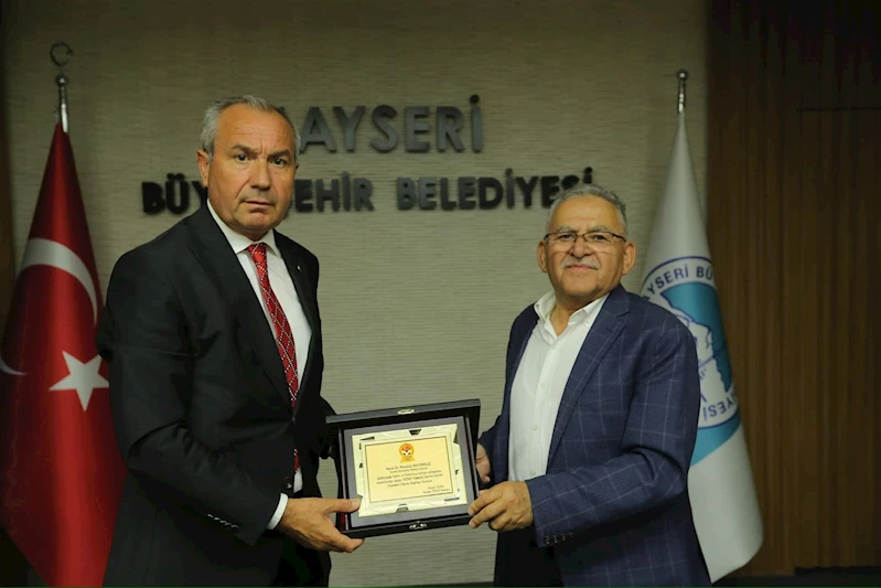 Futbol Antrenörleri Derneği Kayseri Şubesi’nden Başkan Büyükkılıç’a “Teşekkür” Plaketi