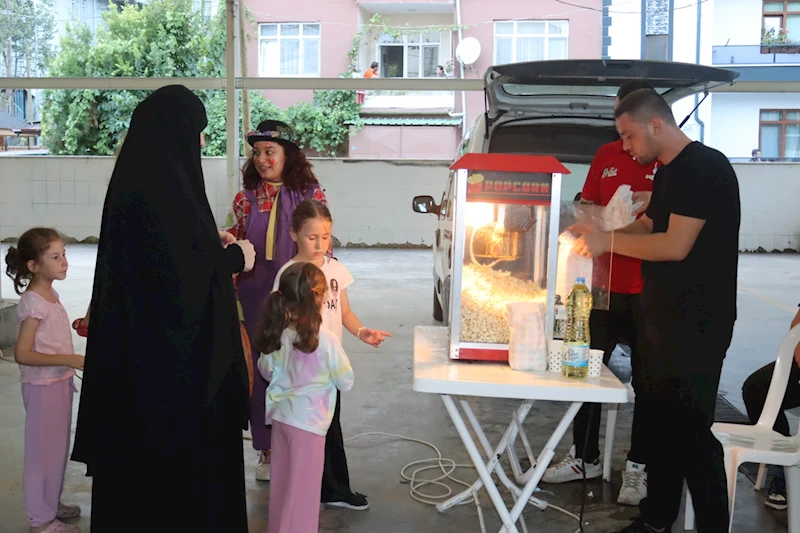 İZMİT’TE YAZ AKŞAMLARIYLA YENİŞEHİR MAHALLESİ’NDE ÇOCUKLAR GÖNÜLLERİNCE EĞLENDİ