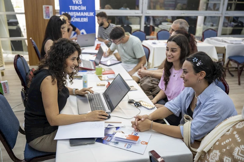 Büyükşehir’in Uzman Kadrosu Doğru ve Bilinçli Tercih Yapması İçin Gençlere Destek Oluyor