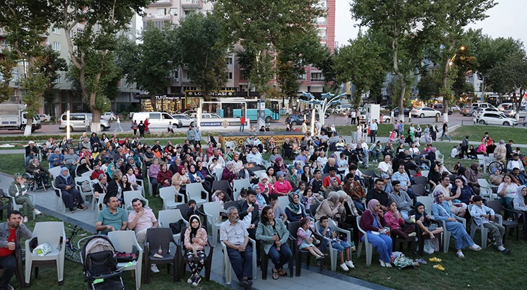 HEMŞEHRİLERİMİZ AÇIK HAVA SİNEMASININ TADINI ÇIKARTTI