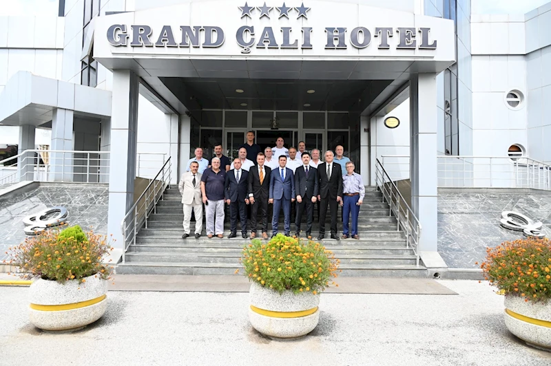 -VALİ AYGÖL BOZÜYÜK’TE İŞ İNSANLARI İLE BİR ARAYA GELDİ