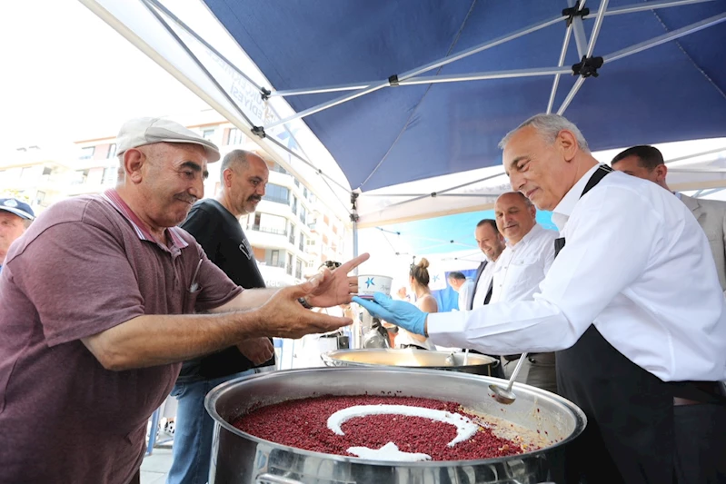 BAŞKAN KEMAL ÇEBİ’DEN VATANDAŞLARA AŞURE İKRAMI