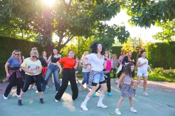KURSİYERLERDEN DANS GÖSTERİSİ