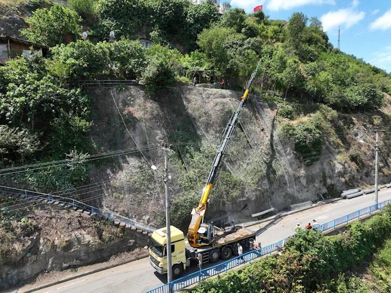BÜYÜKŞEHİR’DEN TEHLİKELİ YAMACA ÇELİK AĞLI ÖNLEM