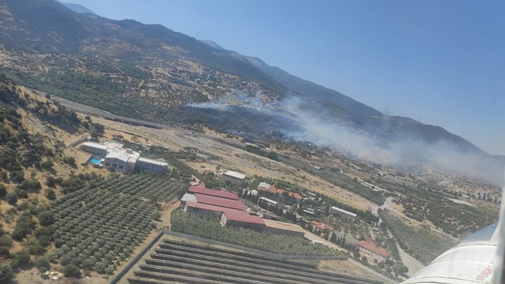 İzmir’in Menemen ilçesindeki yangına müdahale sürüyor
