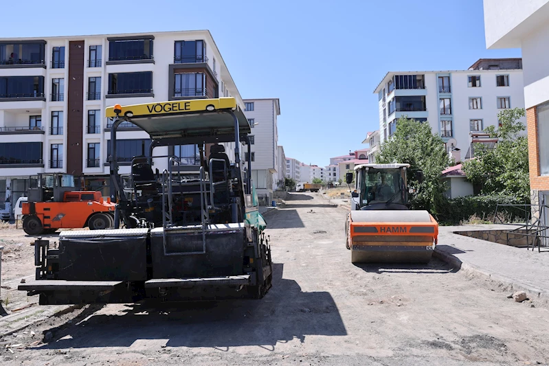 PARKE TAŞLARI YERİNİ ‘SICAK ASFALTA’ BIRAKIYOR