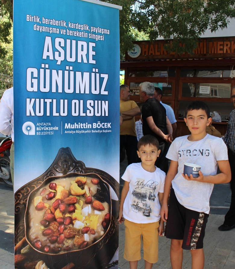 Büyükşehir Belediyesi’nin aşure ikramları sürüyor