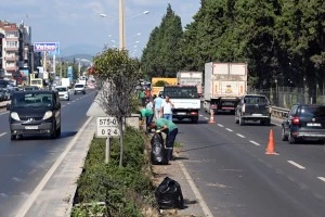 YALOVA BELEDİYESİ’NDEN ORTA REFÜJLERE KAPSAMLI TEMİZLİK