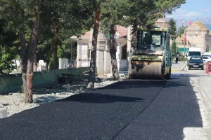 Terzibaba Mezarlığı’nda asfalt serim çalışmaları yapılıyor.