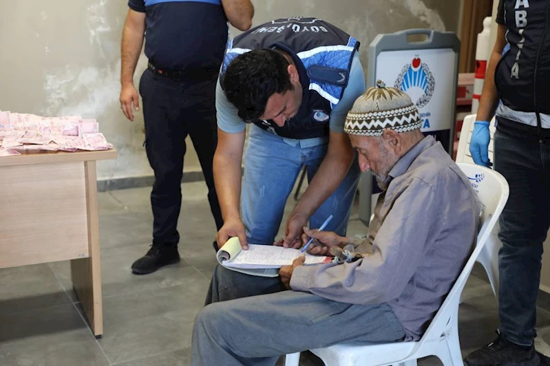 DİLENCİNİN ÜZERİNDEN 19 BİN 765 LİRA ÇIKTI