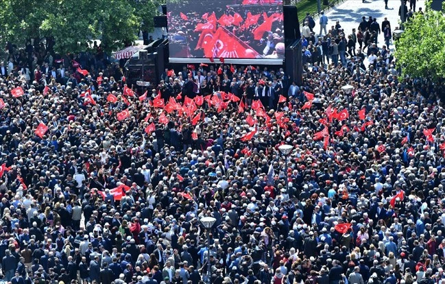 CHP Genel Başkanı Kemal Kılıçdaroğlu’na yapılan saldırıyı İzmirliler Konak Meydanı’nda protesto etti