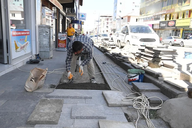 MUŞ BELEDİYESİ, KALDIRIMLARDAKİ TAHRİBATLARI ONARIYOR
