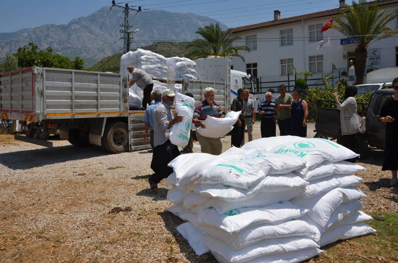 Serik ve Alanyalı üreticilere 8 ton kaolin kili dağıtıldı