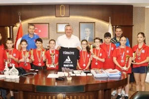 BAŞKAN GÜREL ŞAMPİYONLARI AĞIRLADI
