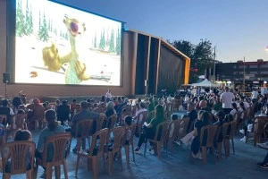 Dev Ekranda çocuklara sinema keyfi. Bütün sandalyeler çocuklarımıza ait.