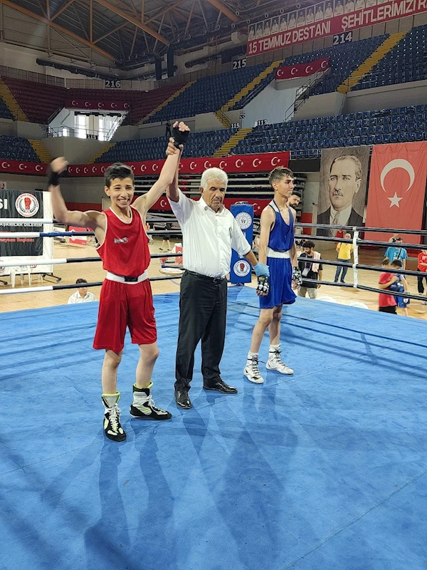 KOCASİNAN’IN BOKS SPORCUSU MUHAMMET ALİ TAYYAR TÜRKİYE ŞAMPİYONU OLDU