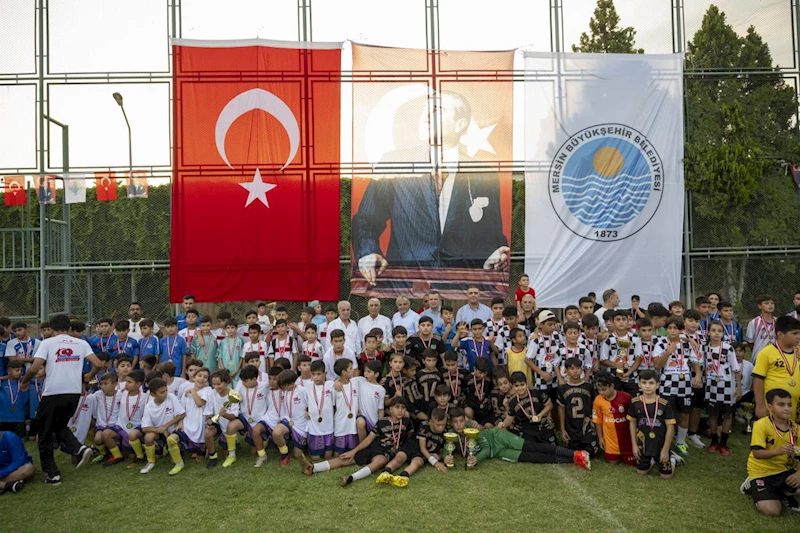 Büyükşehir’in ‘U-11/U-12 Futbol Şenlik Ligi’ Ödül Töreni İle Son Buldu