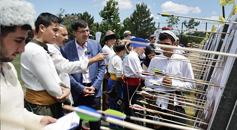 GENÇ OKÇULAR KÜTAHYA’DA YETENEKLERİNİ SERGİLEDİ