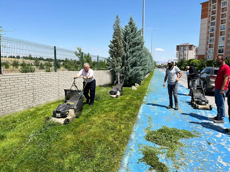 Başkan Büyükkılıç, İşçilerle Bir Araya Geldi, Çim Biçti