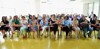 ‘Kadın Yazarıyla Buluşuyor’ Projesinde İlk Kitap Dağıtıldı