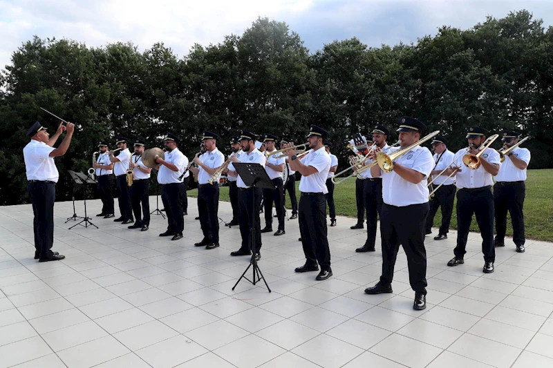 Büyükşehir Kent Orkestrası efsane parçalarla Yenikent’e neşe götürdü