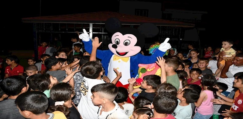 AÇIK HAVA SİNEMASINDA ÇOCUKLAR EĞLENİYOR