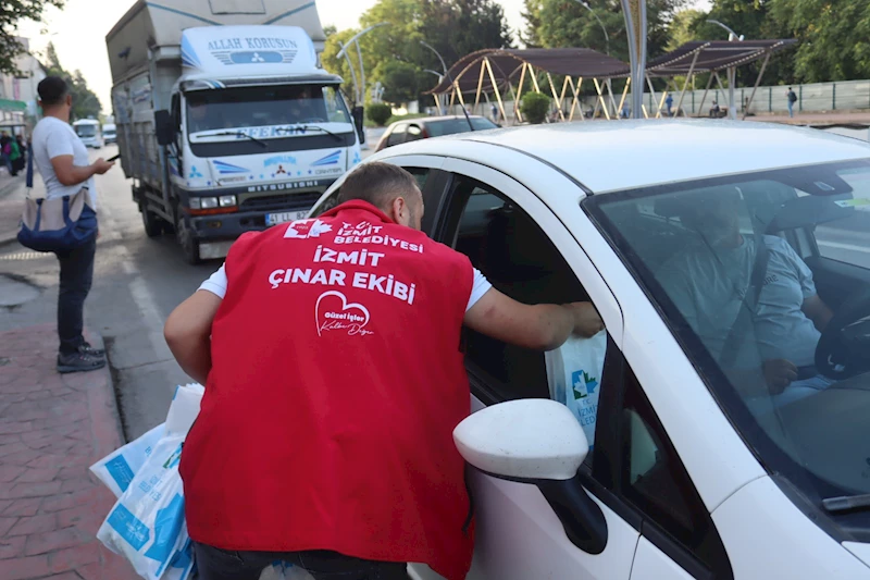 İZMİT BELEDİYESİ HER HAFTA GELENEĞİ BOZMADAN İŞÇİLERE “HAYIRLI İŞLER” DİLEMEYİ SÜRDÜRÜYOR