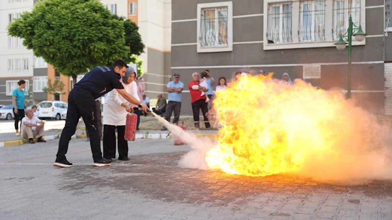 İtfaiyeden Mahalle Sakinleri İle Apartman Ve Blok Görevlilerine Yangınla Mücadele Eğitimi