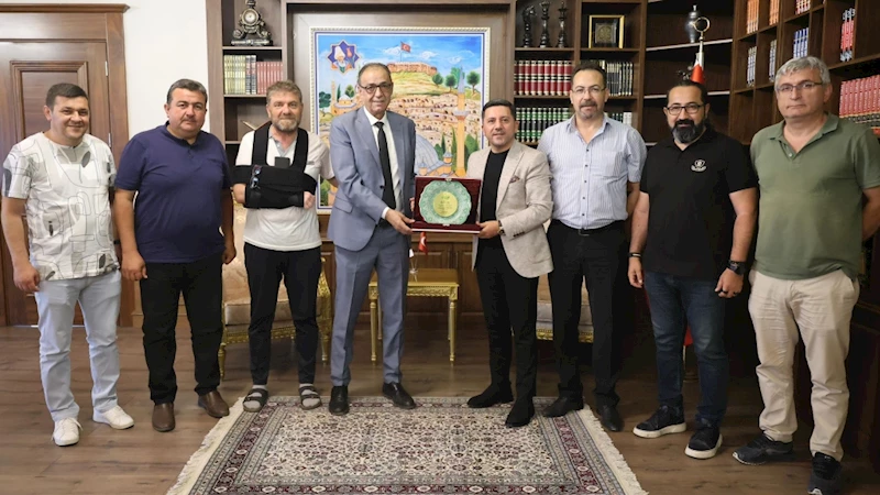 Başkan Arı, Toplumun Bütün Kesimlerini Kucaklıyor