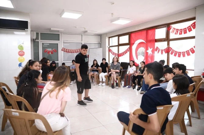 Konaklı Çocuklar İngilizceyi Eğlenerek Öğreniyor