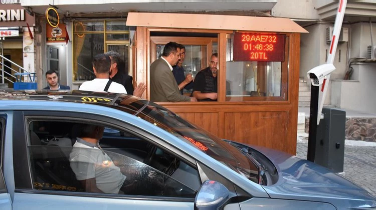 BAŞKANIMIZ, OTOPARKIMIZA KURULUMU YAPILAN PLAKA TANIMA SİSTEMİNİN KURULUM ÇALIŞMALARINI İNCELEDİ