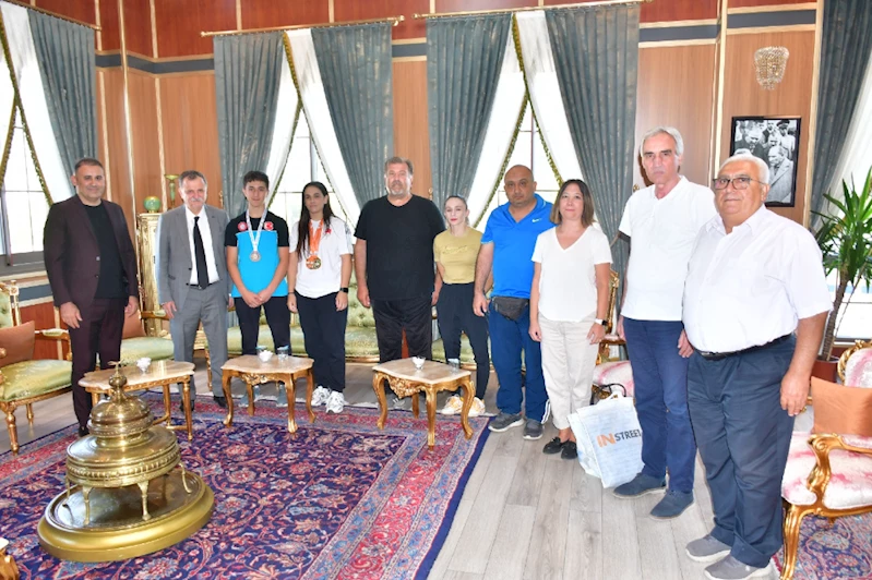 BAŞKAN BALABAN ŞAMPİYON MİLLİ SPORCULARI ÖDÜLLENDİRDİ