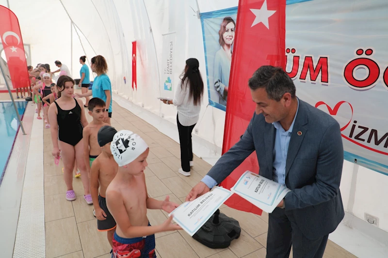 İZMİT BELEDİYESİ İLE YÜZME ÖĞRENEN MİNİK YÜZÜCÜLER SERTİFİKALARINI ALDI