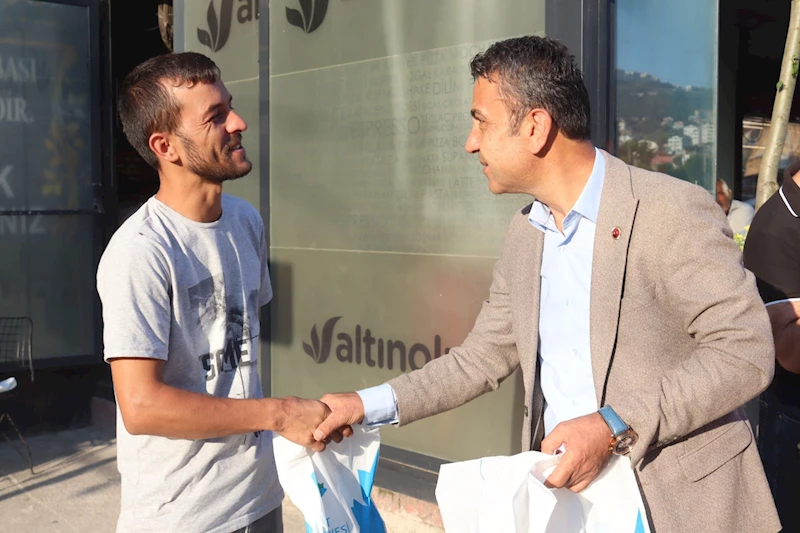 İZMİT BELEDİYESİ GELENEĞİ SÜRDÜRÜYOR; İŞÇİ SERVİSLERİNE ‘HAYIRLI İŞLER’ ZİYARETLERİ DEVAM EDİYOR