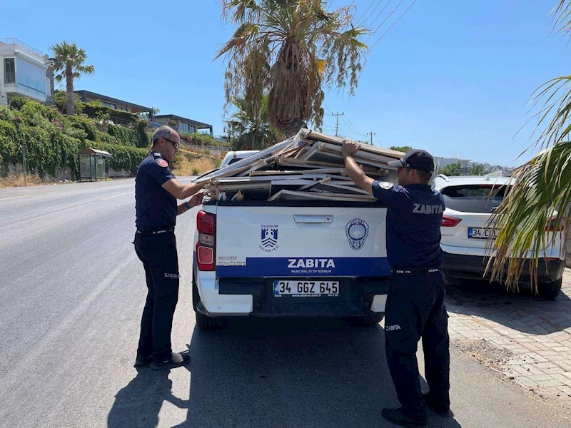İZİNSİZ ASILAN AFİŞLER TOPLANIYOR
