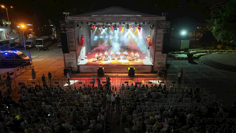 Ağustos Fuarında Grup Garbiyeli Söyledi, Müzikseverler Eşlik Etti