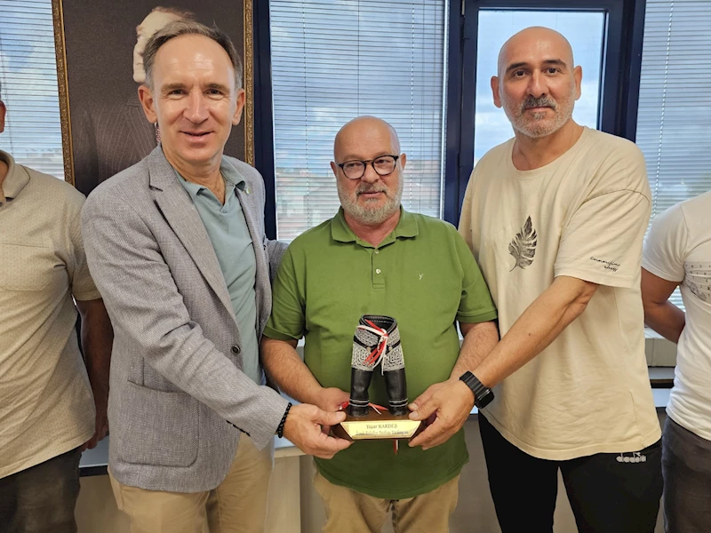 İZMİT BELEDİYESPOR GÜREŞÇİLERİNDEN KARDAŞ’A TEŞEKKÜR ZİYARETİ