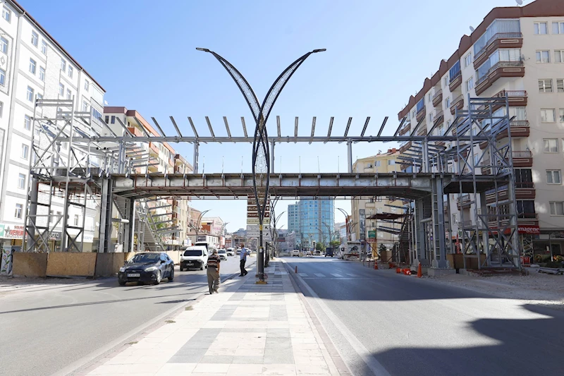 ATATÜRK BULVARI ÜZERİNDEKİ MODERN YAYA ÜST GEÇİDİNDE ÇALIŞMALAR SON AŞAMAYA GELDİ