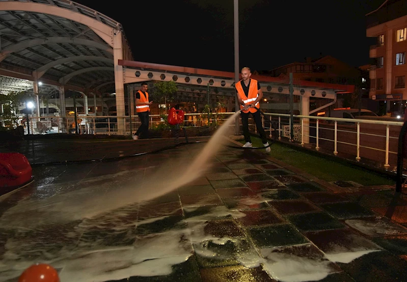 Gündüz sokaklar gece parklar yıkanıyor